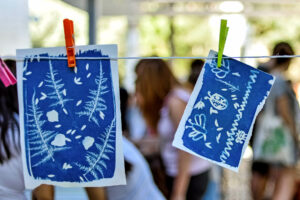 Dessins d'enfants à l'encre bleu.