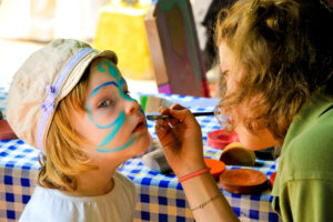Un enfant se fait maquiller le visage.