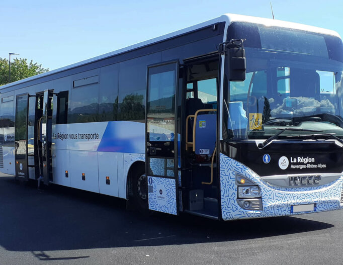 Bus scolaire de la région Auvergne-Rhône-Alpes.