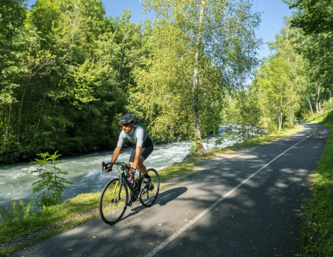 Cycliste faisant du sport sur la voie verte.
