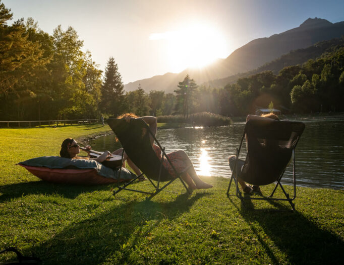 photo de la base de loisir au coucher du soleil